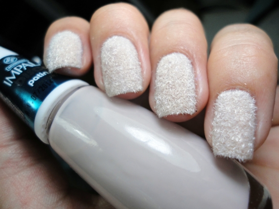 Unha de pelúcia em esmalte branco (Foto: Reprodução)
